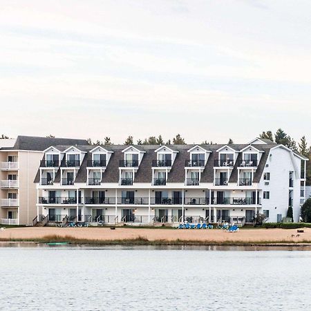 Quality Inn & Suites Mackinaw City Beachfront Экстерьер фото