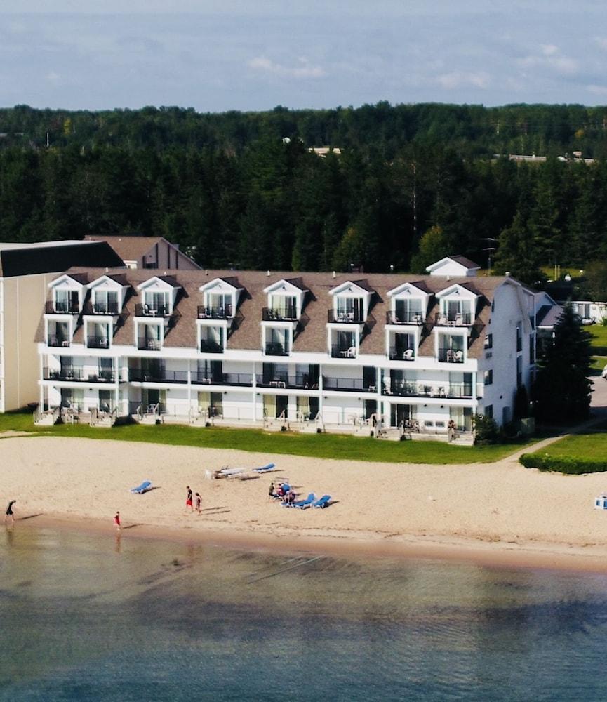 Quality Inn & Suites Mackinaw City Beachfront Экстерьер фото