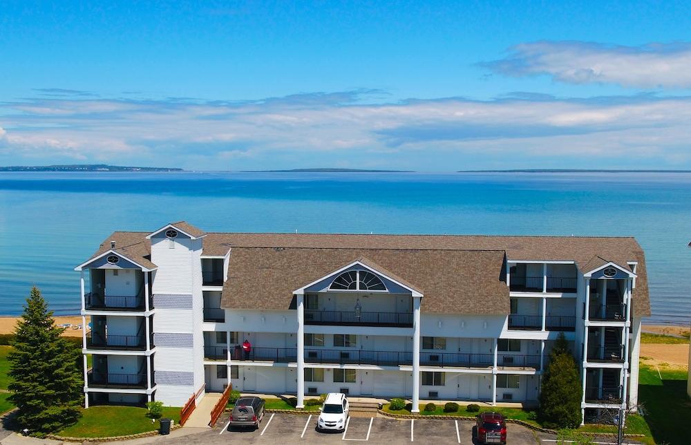 Quality Inn & Suites Mackinaw City Beachfront Экстерьер фото