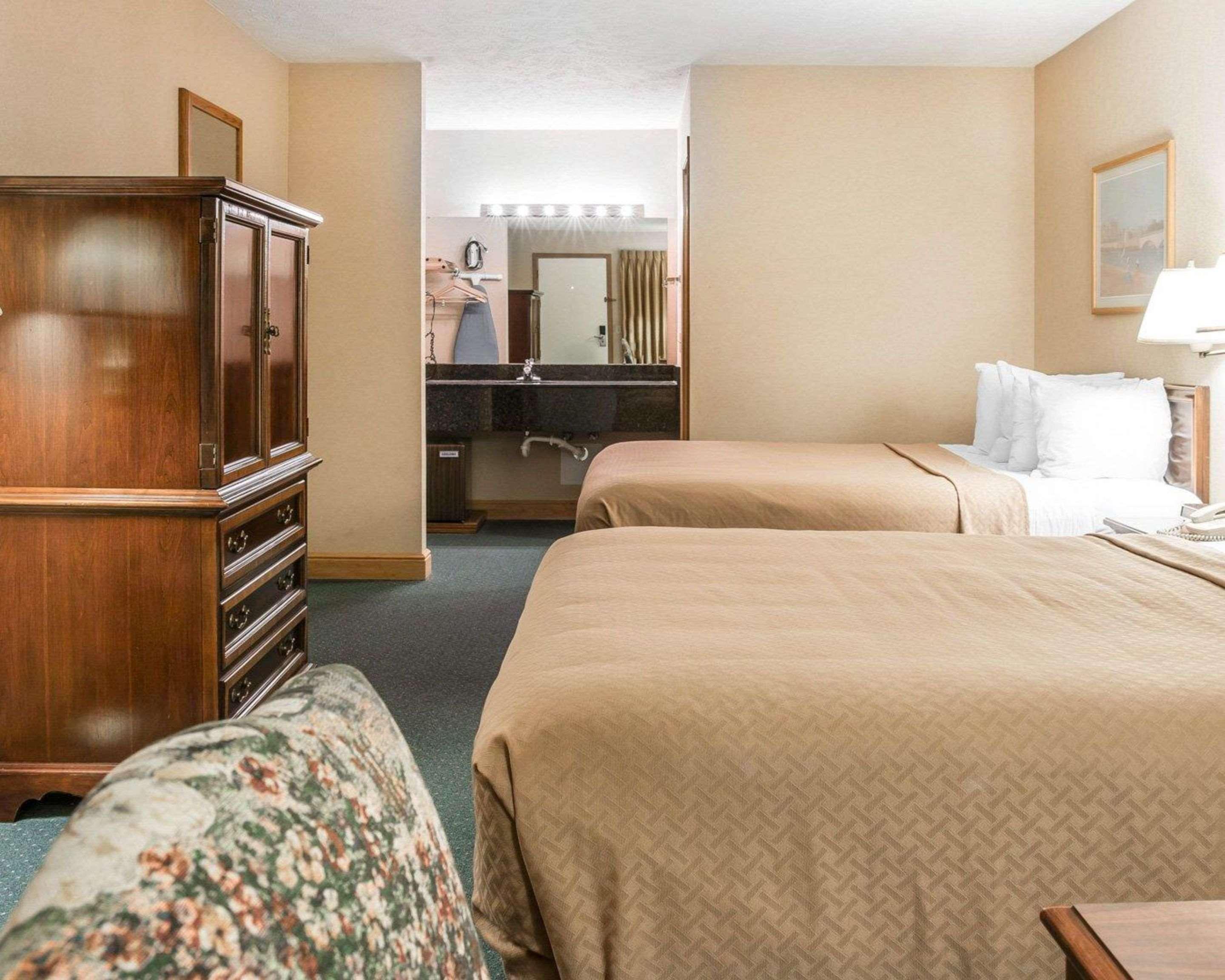 Quality Inn & Suites Mackinaw City Beachfront Экстерьер фото