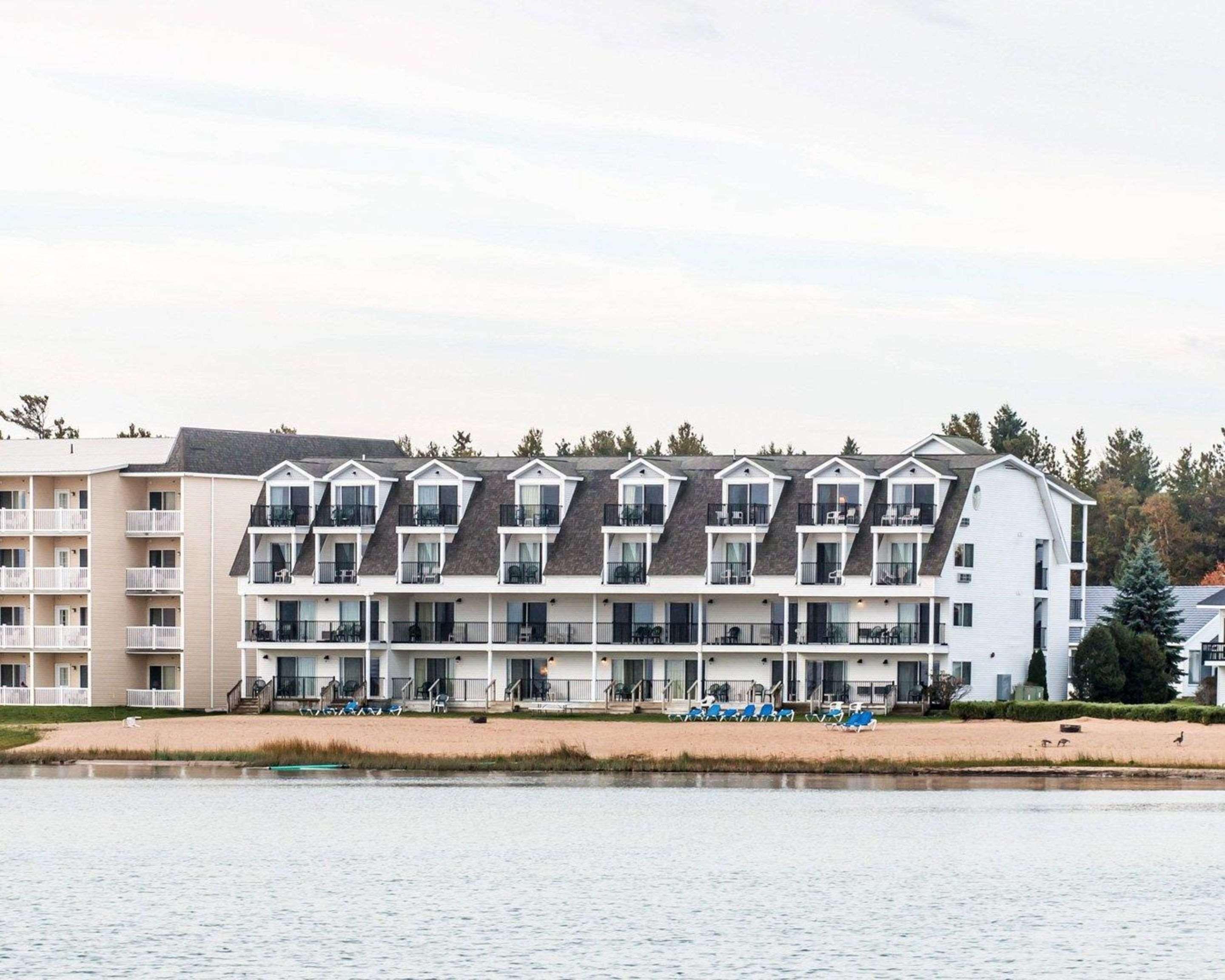 Quality Inn & Suites Mackinaw City Beachfront Экстерьер фото
