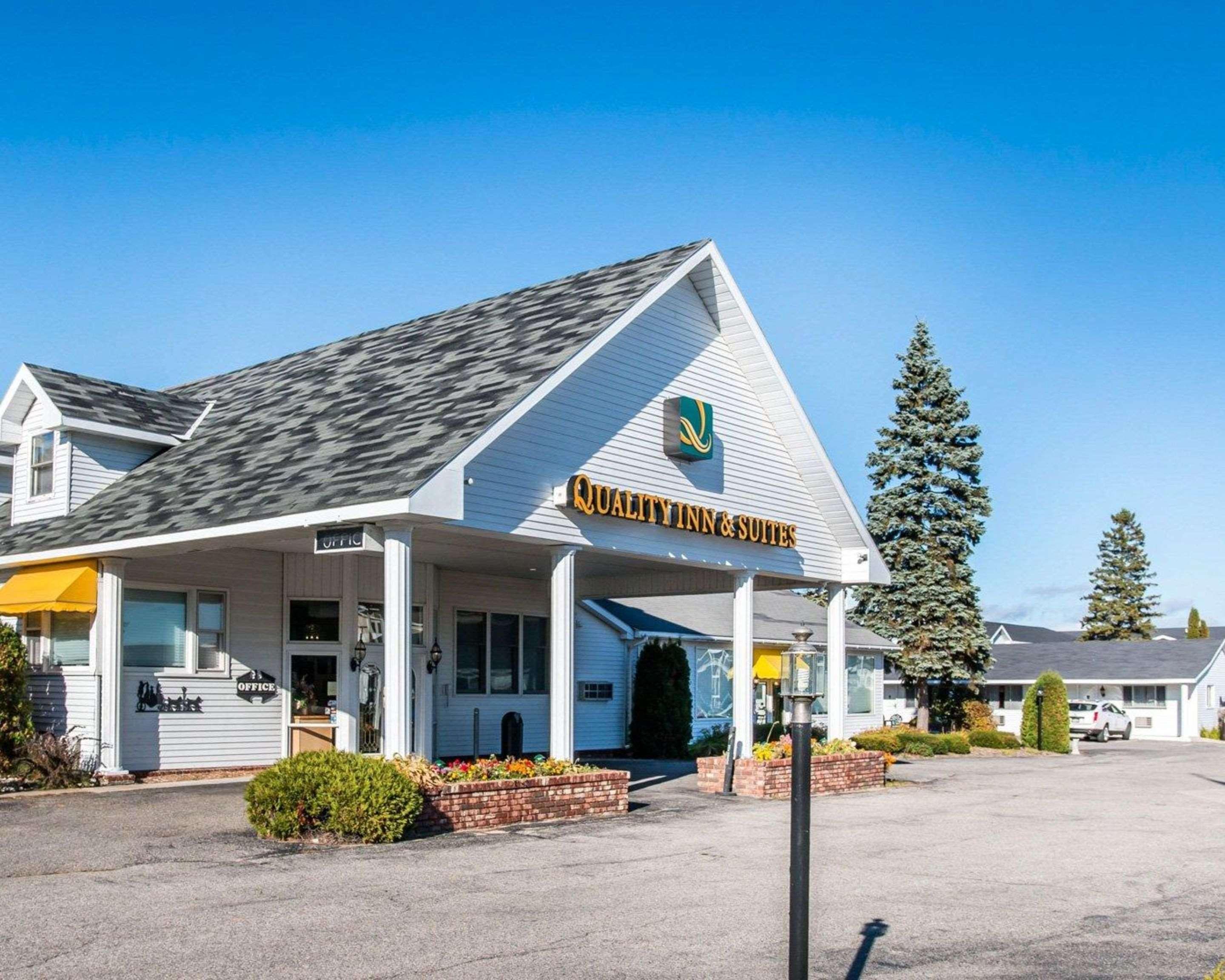 Quality Inn & Suites Mackinaw City Beachfront Экстерьер фото