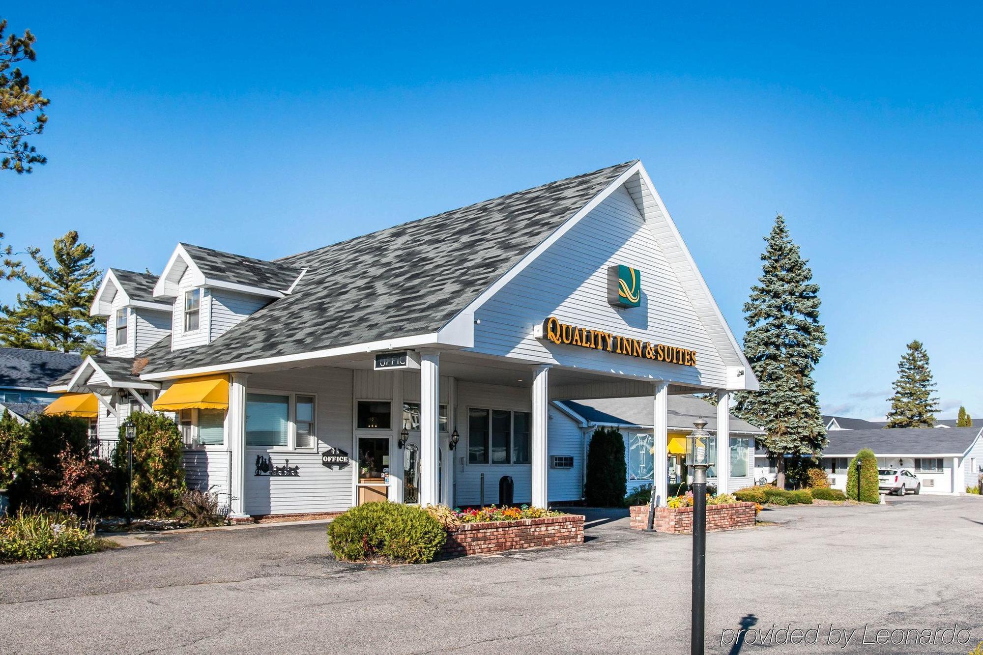 Quality Inn & Suites Mackinaw City Beachfront Экстерьер фото