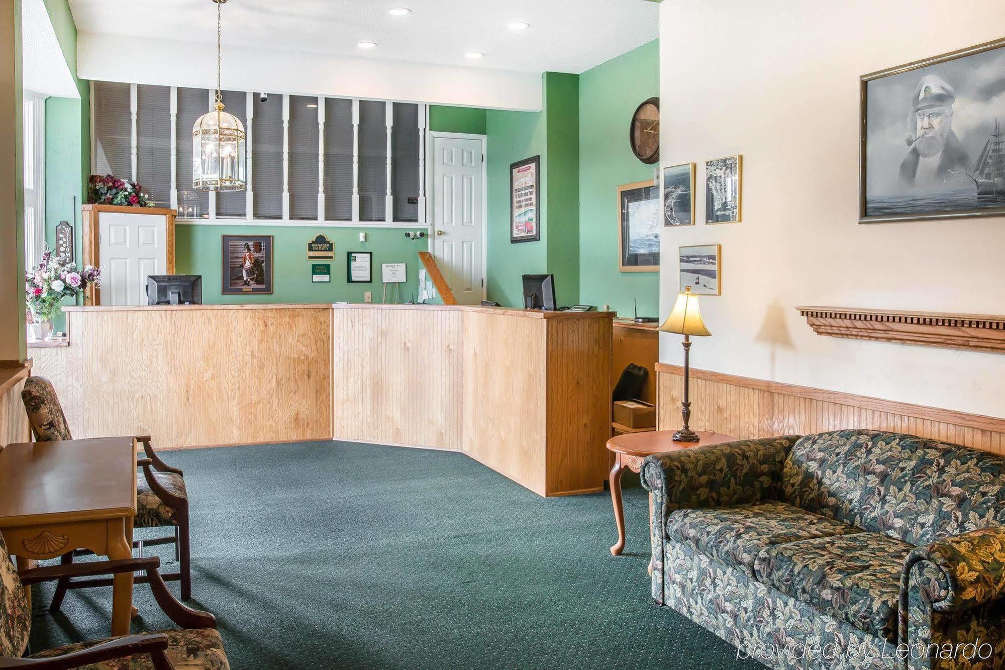Quality Inn & Suites Mackinaw City Beachfront Экстерьер фото
