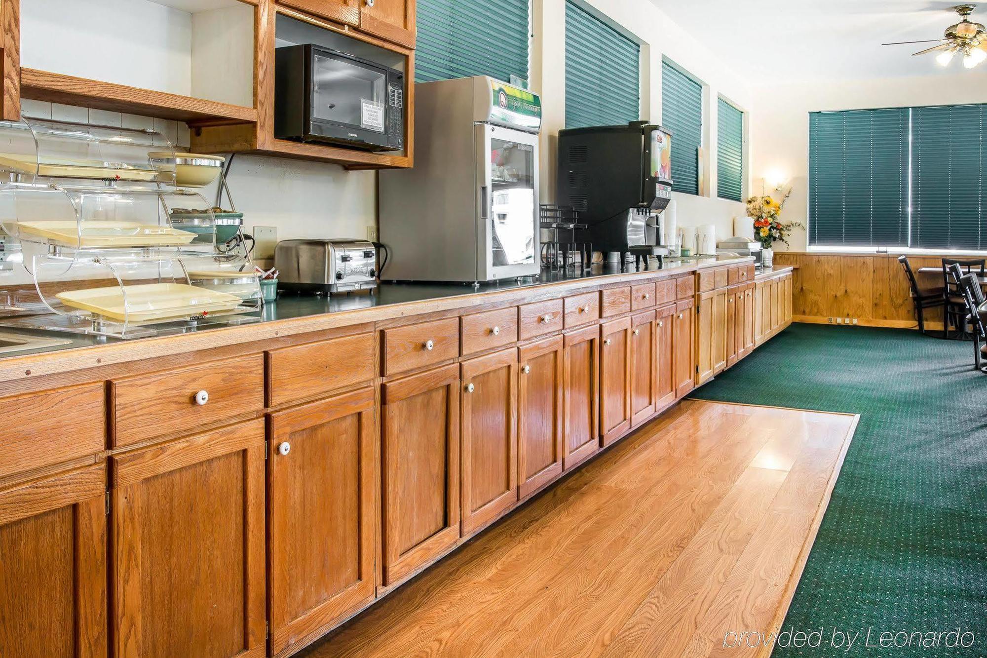 Quality Inn & Suites Mackinaw City Beachfront Экстерьер фото