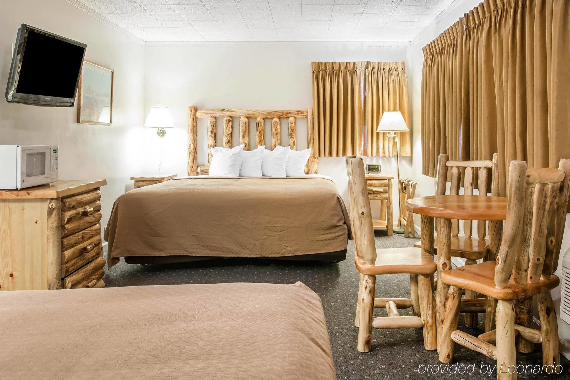 Quality Inn & Suites Mackinaw City Beachfront Экстерьер фото