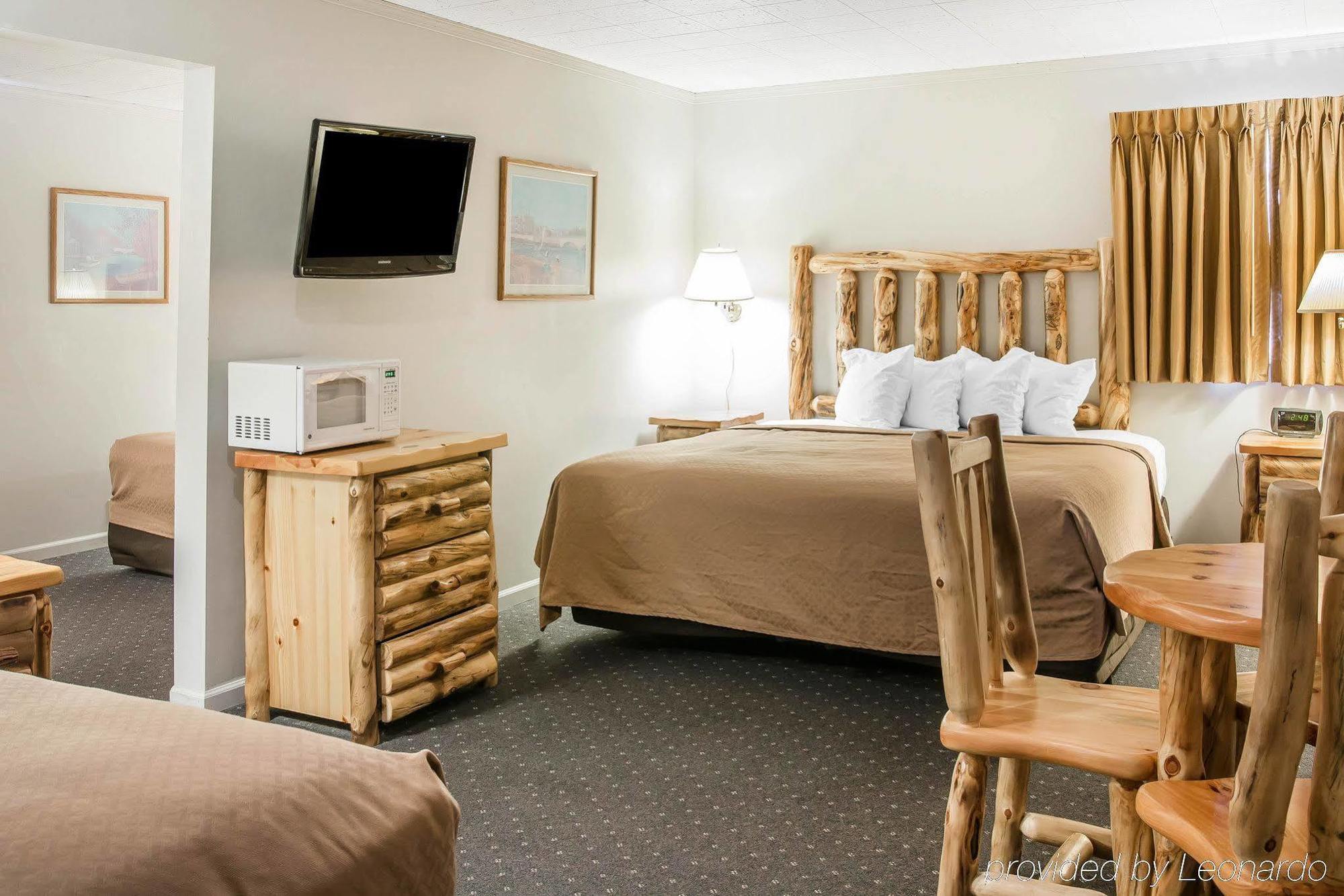 Quality Inn & Suites Mackinaw City Beachfront Экстерьер фото